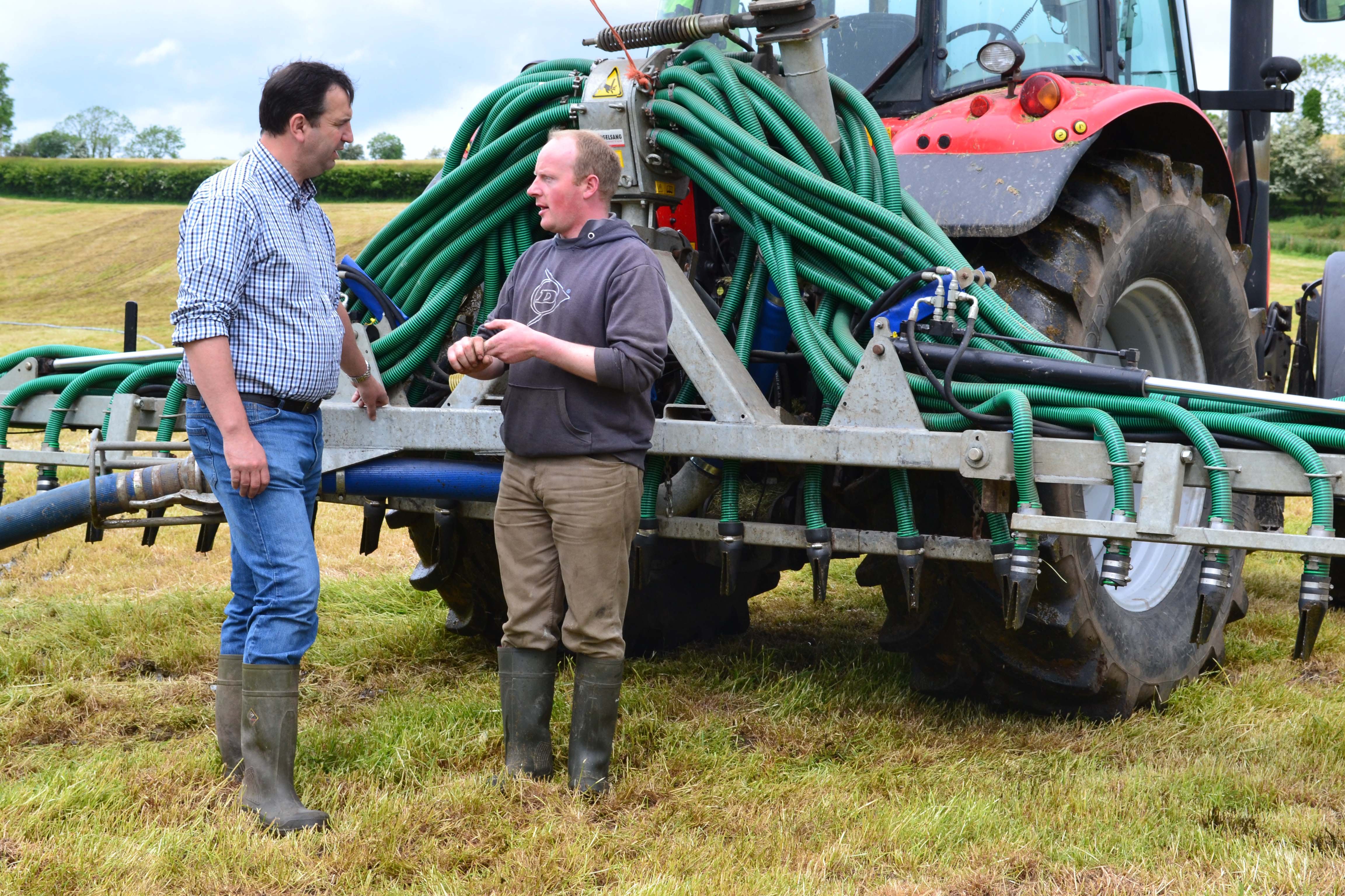 Alwyn Young from Castlederg discussing the advantage of using the alternative slurry spreading techniques with Ian Browne, DARD