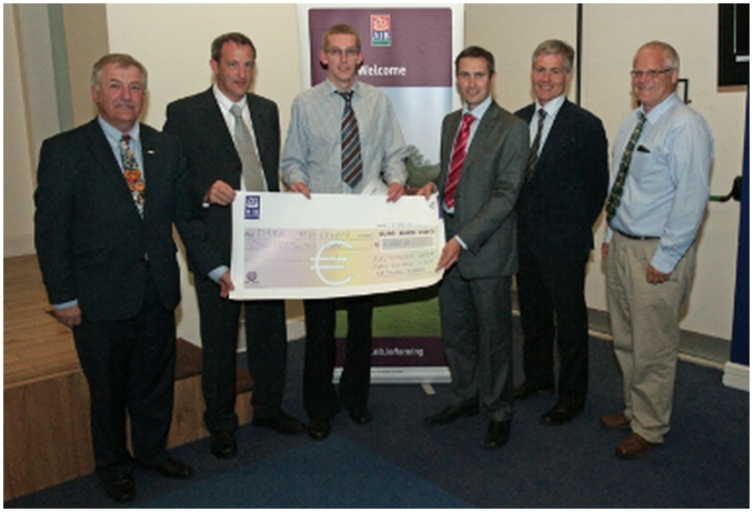 Pictured making presentation to Dara Mulligan, Gurteen Agricultural College, at the inaugral AIB / Teagasc Best Farm Business National Award Winner are: Professor Gerry Boyle, Teagasc Director; James McDonnell, Teagasc; Tadhg Buckley, AIB Agricultural Adviser; Edmond Connolly, Macra na Feirme and Mike Pearson, Principal Gurteen Agricultural College