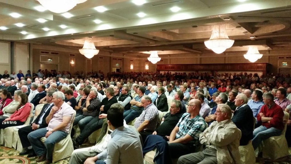 A crowd of almost 2000 attended a meeting in Westport to protest about the proposed new policies being introduced for collective agreement on commonages and the GLAS environmental scheme for farmers.