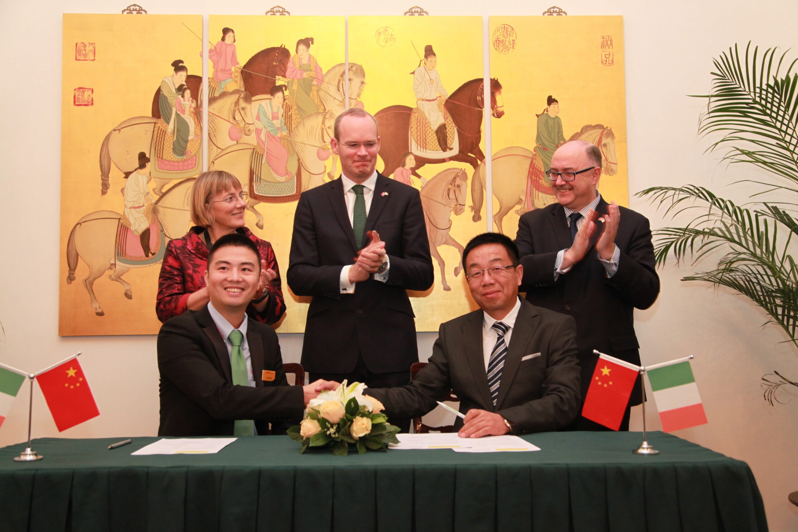 Julie Sinnamon, CEO, Enterprise Ireland, Irish Agricultural Minister Mr. Simon Coveney,Chinese Ambassador of Ireland, H.E. Paul Kavanagh, Mr Ming Yang Business Development Manager, SAMCO &amp; Mr. Li Jin Long Ruitian Modern Farming Ltd