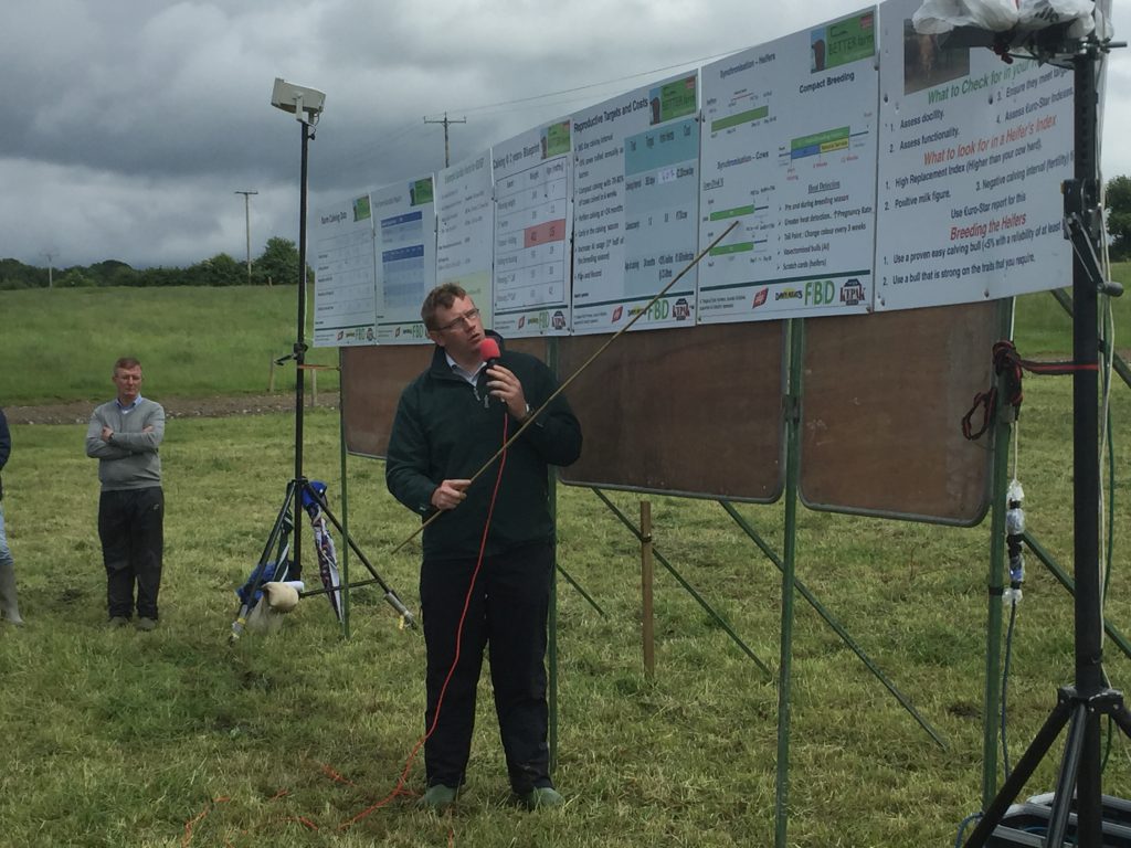 Mervyn Parr speaking at the farm walk
