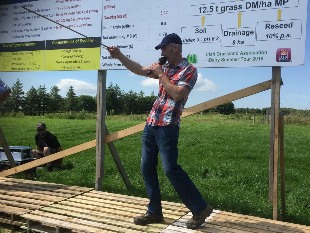 Sean O’Riordan speaking at the Irish Grassland Association’s dairy Summer Tour