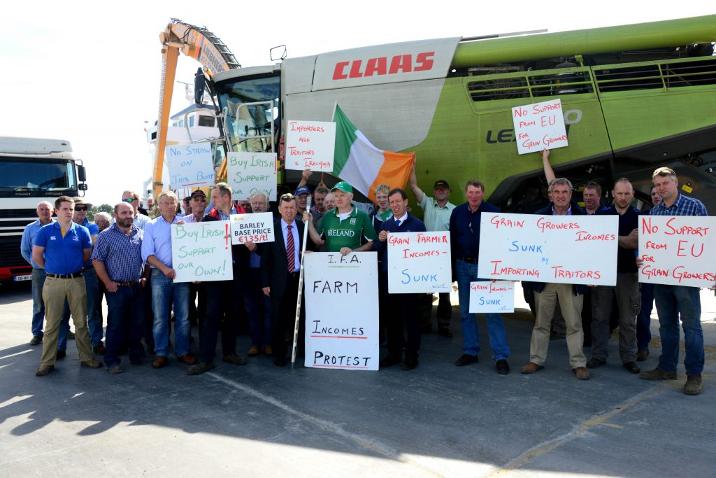 IFA grain growers protesting at Drogheda Port. Photo: Andy Spearman.