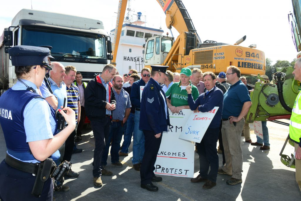Gardaí talking with protesting IFA grain growers at Drogheda Port. Photo: Andy Spearman.