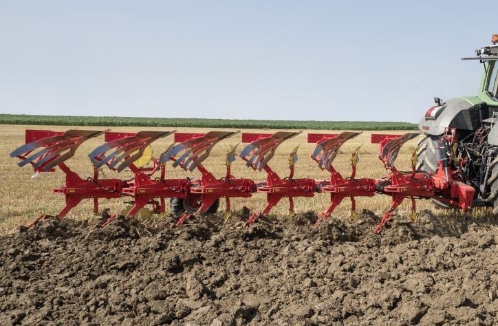 The Pottinger Servo 45 S plough in action