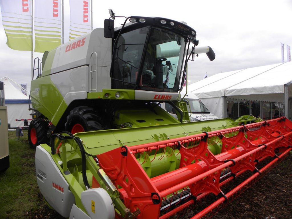 Claas Tucano 430 combine