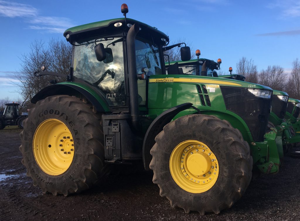 This 2012 John Deere 7280R with 4,010 hours sold for £54,000 (€62,267)