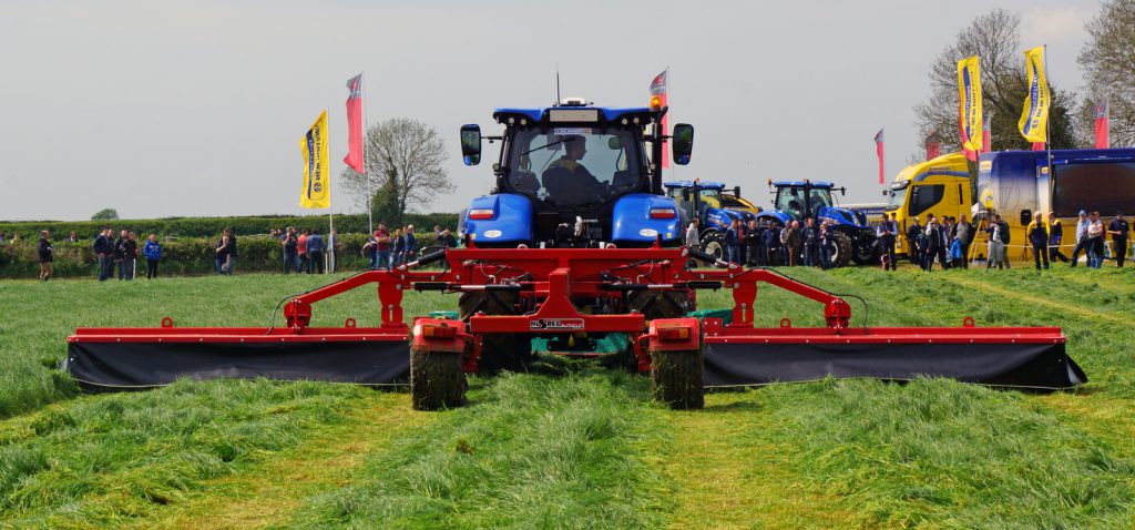 Maximum mowing width is up to 10.5m.