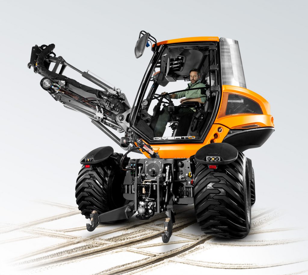 The QS100’s ‘folding boom’ doubles as a loader arm or excavator jib.