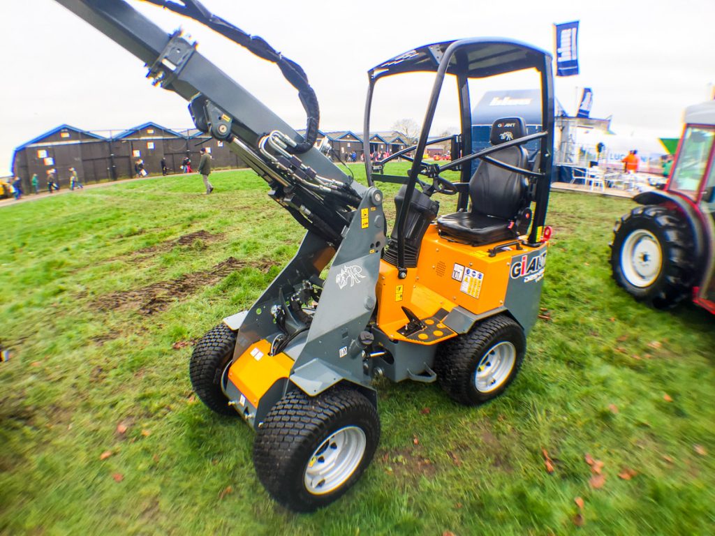 Giant’s D254SW miniature telescopic handler