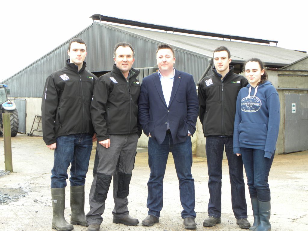 Farm Free winner Ken McNeil with his children and Agriland Managing Director Cormac Farrelly
