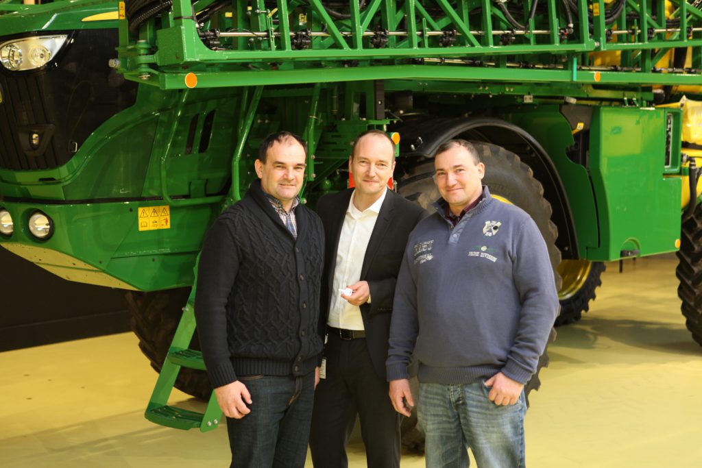 The Gold Key for John Deere Horst’s 1,000th self-propelled sprayer was handed over by Factory Manager Matthias Steiner to Czech customers Miloslav and Zdenek Lukas