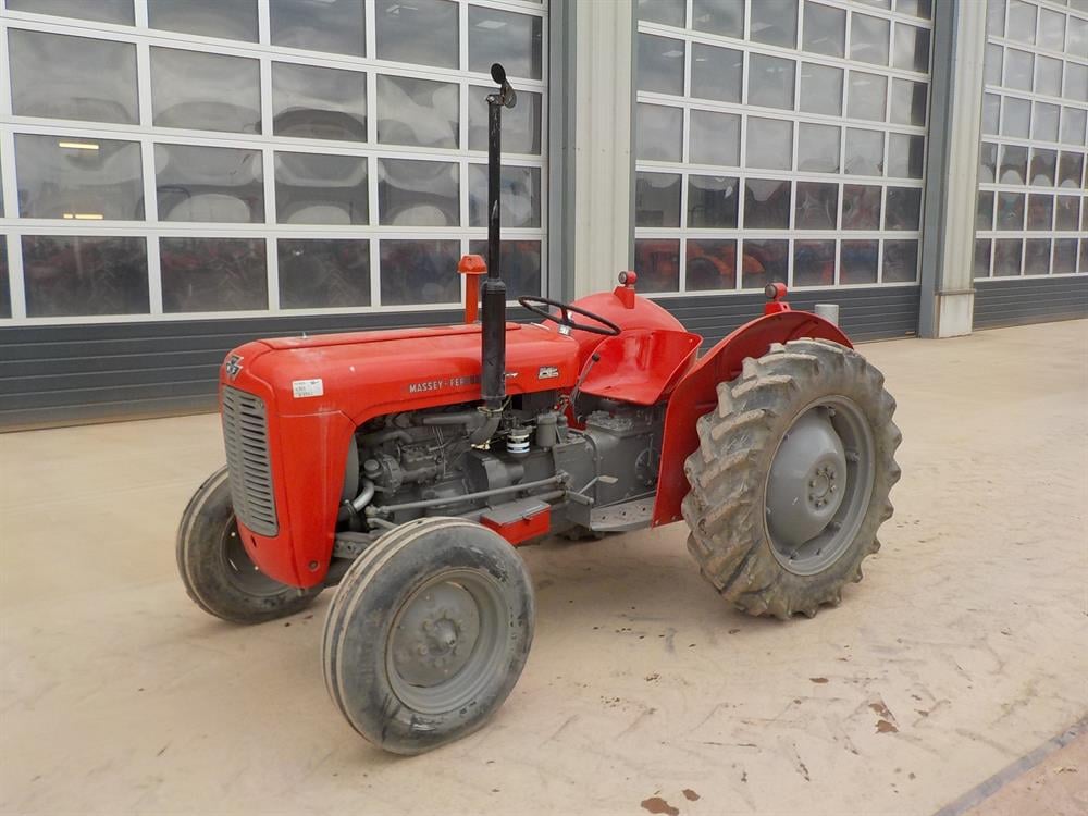 This smart little Massey Ferguson 35X will appeal to collectors and small-holders alike. This looks like a nice, tidy example. It’s just begging to be taken to the bog, with a modest trailer in tow, to collect a load of fire-hungry turf