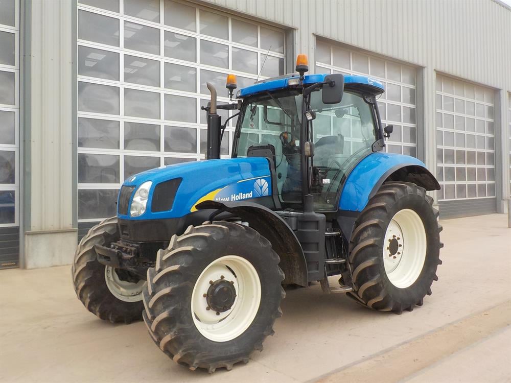 This 2009 New Holland T6070 Power Command comes with front axle and cab suspension. It certainly looks very presentable and will appeal to prospective buyers with blue ‘blood’ in their veins. As can be seen from the picture, this is one of the ‘low bonnet’ versions