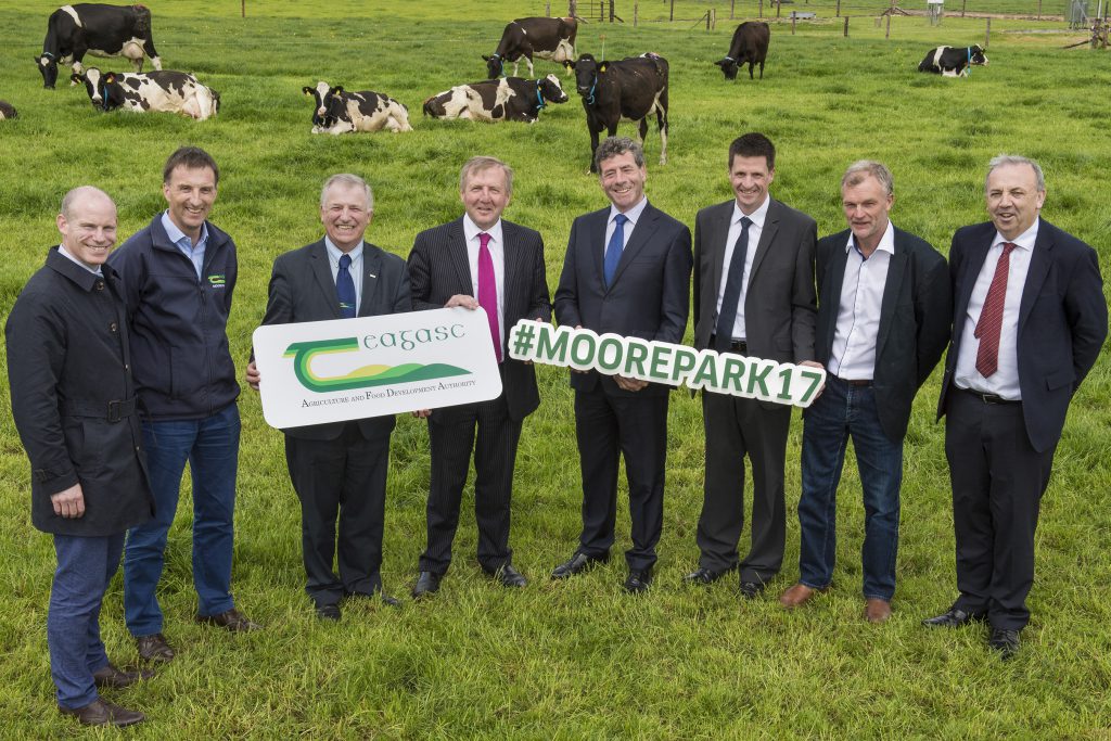 Pictured at the launch of Moorepark ’17 are Ciaran Roche, FBD Insurance, Tom O’Dwyer, Head of Dairy Knowledge Transfer, Teagasc, Prof. Gerry Boyle, Director Teagasc, Michael Creed TD, Minister for Agriculture, Food and the Marine, Liam Herlihy, Chairman FBD Insurance, Patrick Horgan, Ulster Bank, Dairy Farmer David Kerr, Ballyfin, Co. Laois and Professor Pat Dillon, Head of Animal and Grassland Research and Innovation Programme, Teagasc. Image source: O’Gorman Photography