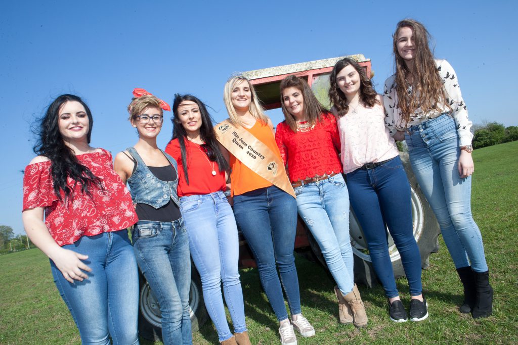 2017 queens (L-R) Martina Clinch, Rita Dineen, Sophie Gough, Susan Langrell, Maria Dunne, Rachel Glennon with 2016 queen Dearbhla O’Connor