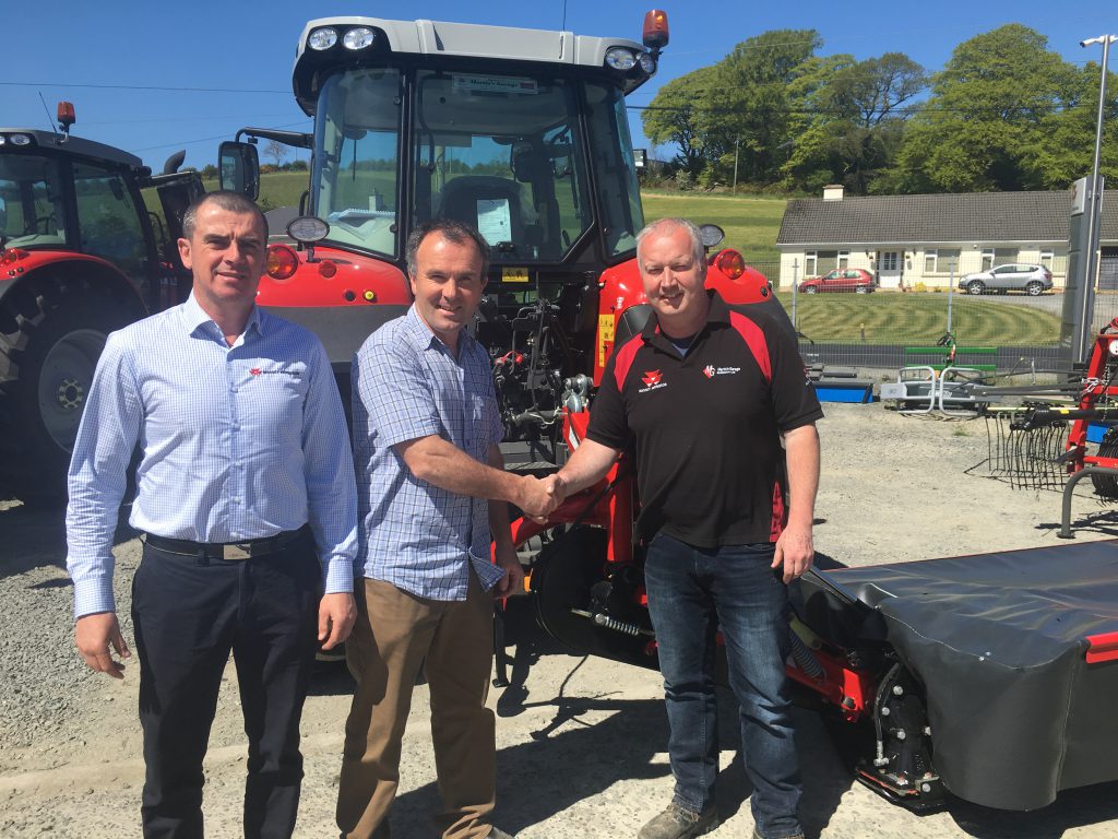 Colin Gleeson (Massey Ferguson) and Ronnie Martin (Martin’s Garage) are pictured with the AgriLand Farm Free competition winner Ken McNeal