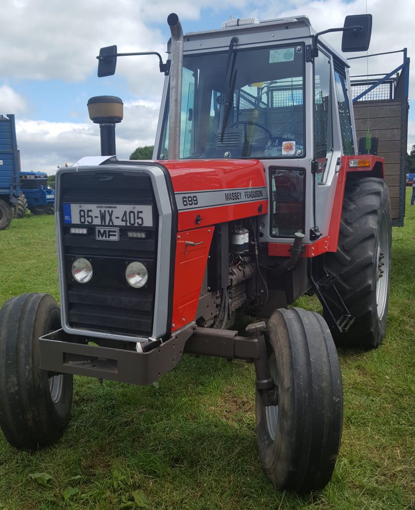 This 1985 2WD Massey Ferguson 699 is fitted with a 5.8L, 6-cylinder Perkins engine. It was built in Beauvais (France). This example is exceptionally sharp and tidy, especially considering the fact that the SIAC cab on the 600 Series was quite prone to corrosion