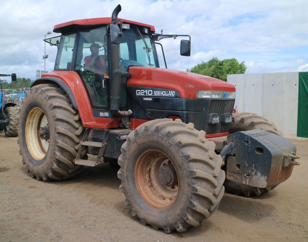 This distinctive, terracotta-coloured New Holland / Fiatagri G210 didn’t make the cut. It didn’t reach its reserve; bidding maxed out at just €12,112 – not enough to secure this aging powerhouse