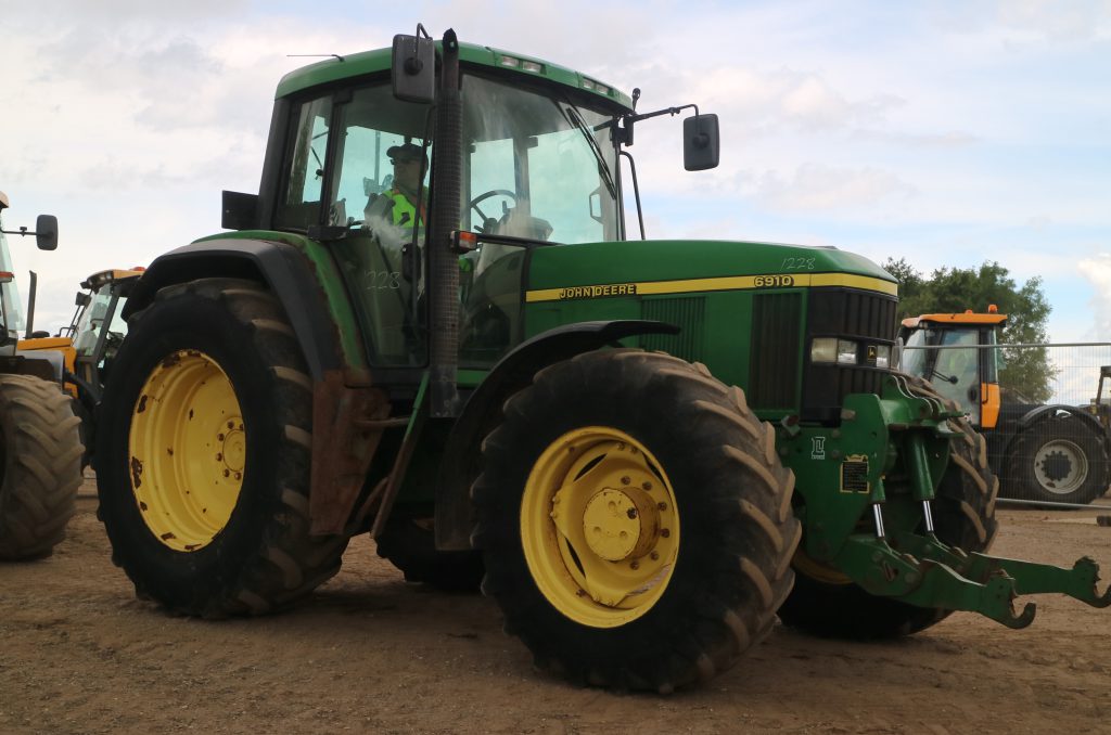 This AutoTrac-ready John Deere 6910 (AutoPowr) with a front linkage and front axle suspension (TLS) sold for €17,047