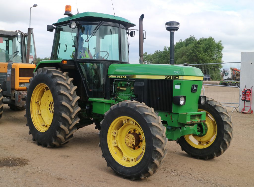 A very tidy John Deere 3350 (4WD; Hi-Lift) sold for €10,654