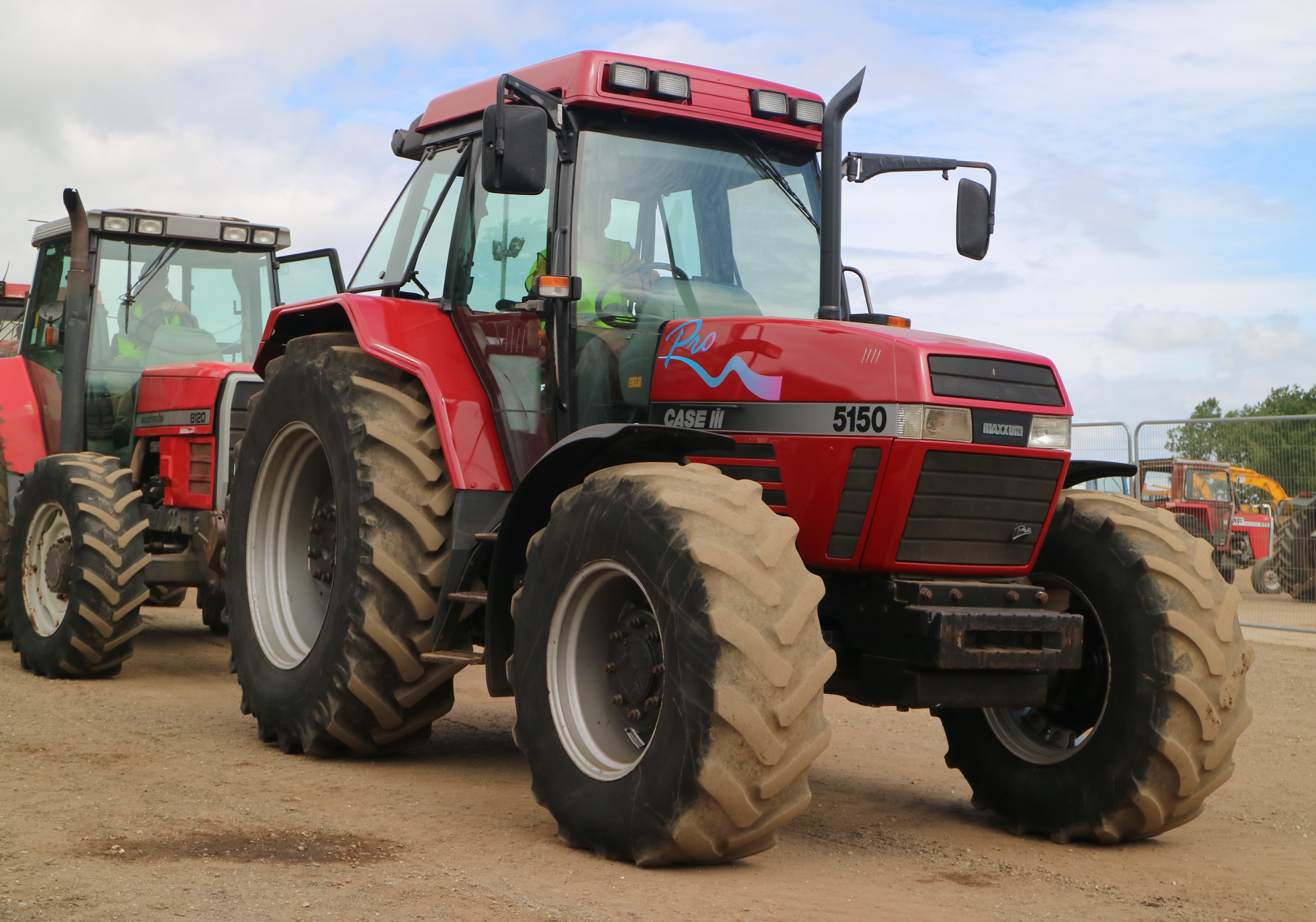 For the Case IH fans out there: This smart-looking 5150 Pro, albeit with well-worn front tyres, made €9,385