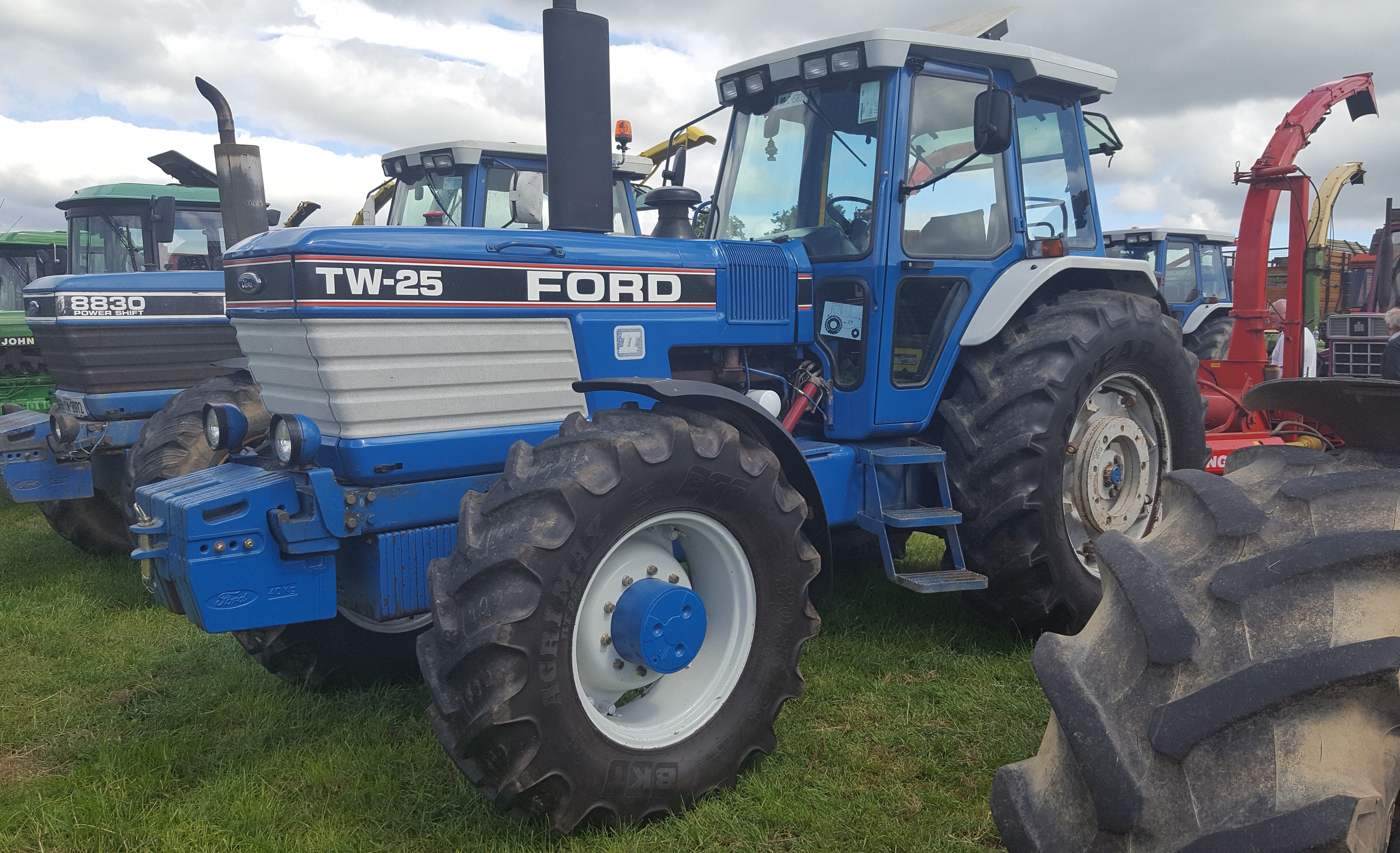 If she’s not blue, she just won’t do: This muscular-looking 156hp Ford TW-25 (Force II) dates from the late 1980s. She was mated with a Mengele flywheel-type trailed harvester