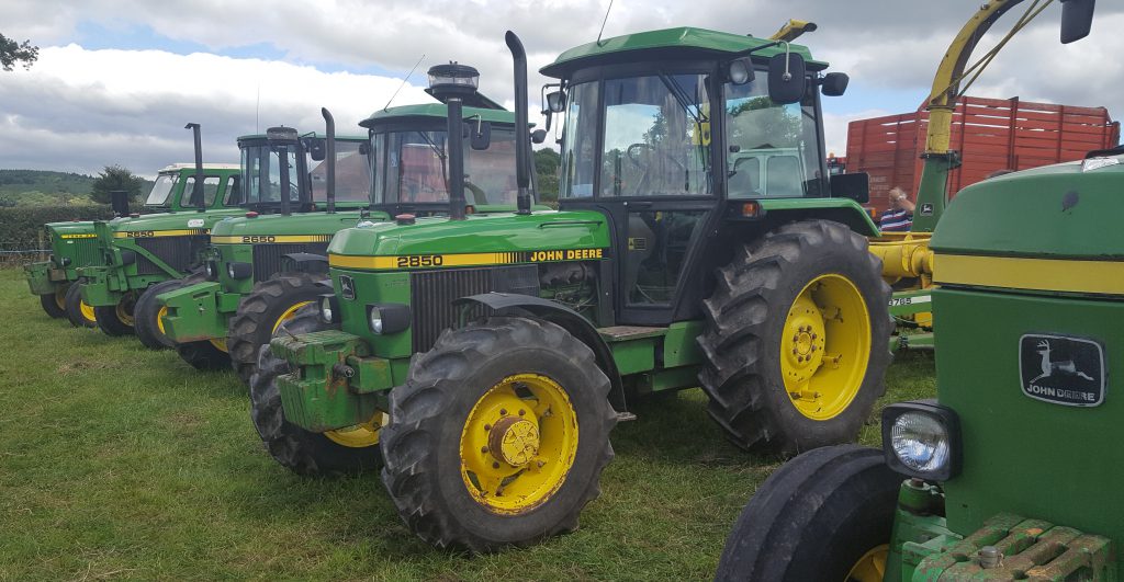 A cluster of 4-cylinder John Deeres: This attractive 86hp 2850 is a well-proportioned tractor. Its SG2 cab, with its ergonomically-positioned gear levers and hydraulic controls, was the lap of luxury back in the 1980s. In fact, some modern cabs still don’t compare. However, the single (curved) door can be awkward to access