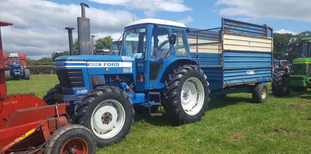 The forerunner to a New Holland T7 and a Halfpipe combo? This 4WD Ford 8200 and Kane trailer pairing was also called into service during the event. The beefy-looking 8200 looks as though it might have been able to handle something bigger