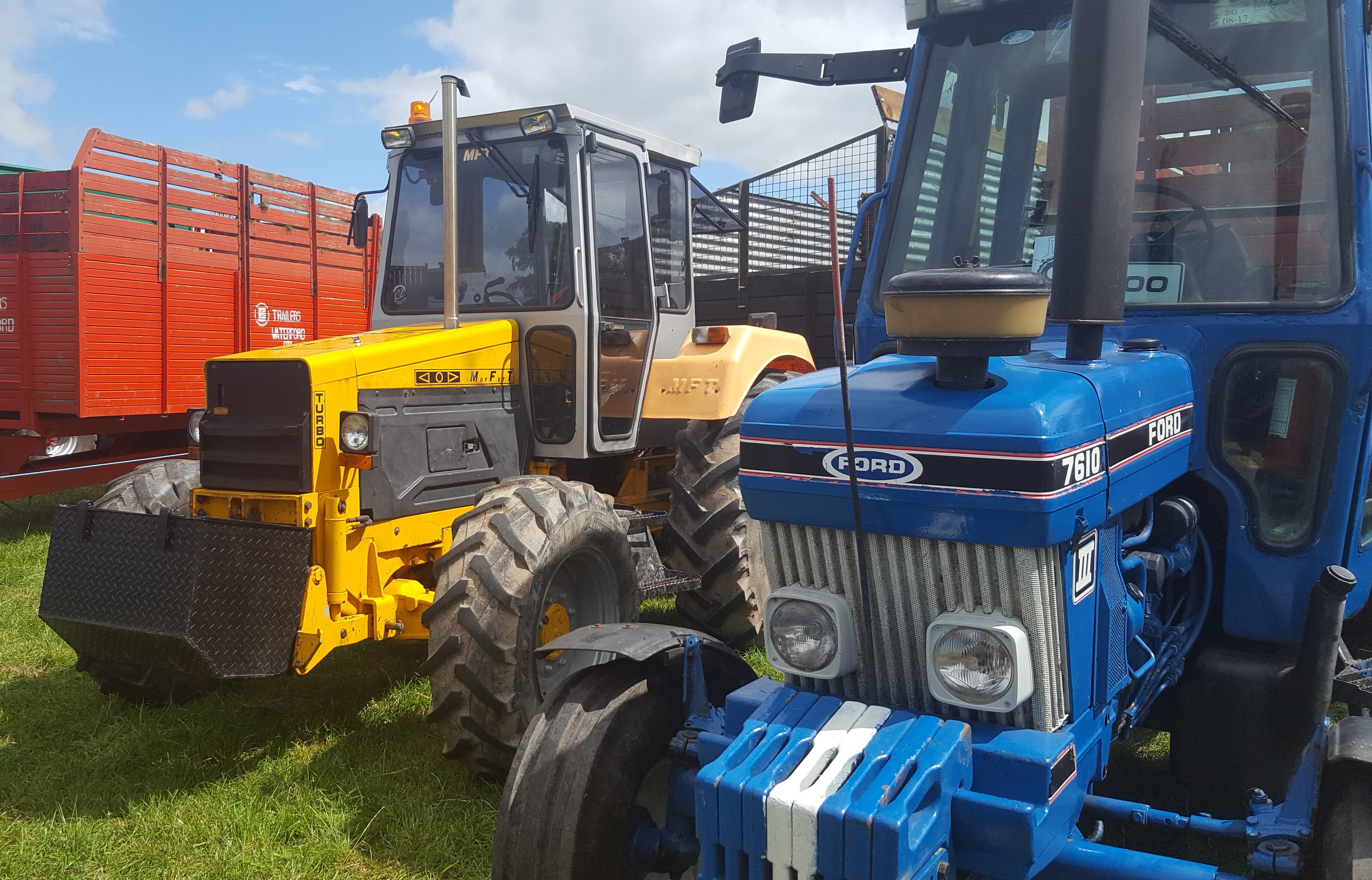 Nestled alongside a bright-eyed 7610 Generation III Super Q was an unusual beast – a Massey Ferguson based Moffett MFT (Multi-Function Tractor). With its rear loader attached, this machine might well have tackled the (silage) pit. Alas, without its loader arms attached (as pictured), it was given the more mundane task of towing a trailer. Some 390T-based MFTs were fitted with torque converter transmissions; others had 12F 12R mechanical shuttle boxes