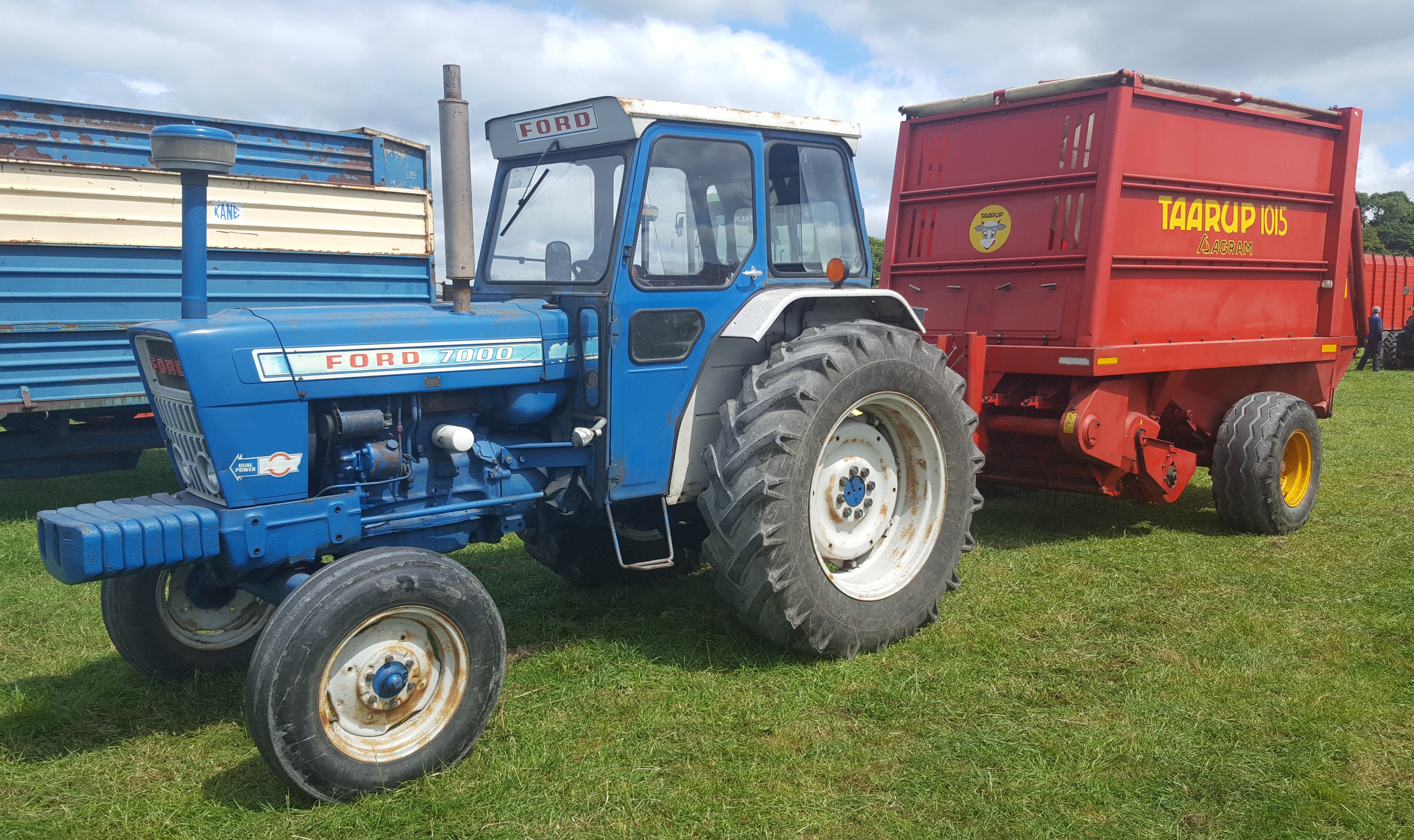 A classic wagon outfit? This ‘original’ Ford 7000 was eye-catching; so too was the Taarup 1015 silage wagon running behind. Who ever said that silage wagons were a relatively recent phenomenon here in Ireland?