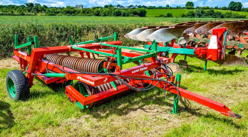 The bargain of the day? This tidy-looking Kverneland folding set of rolls sold for just €1,200