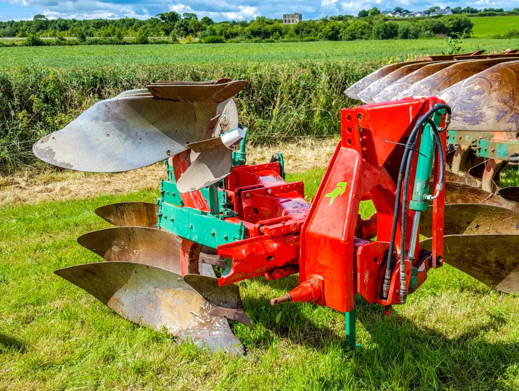 Three-furrow ploughs are out-of-fashion these days. There was practically no interest in this three-sod, reversible Kverneland unit. It could only muster a bid of €200 – certainly not enough to secure a sale for this outdated but serviceable item