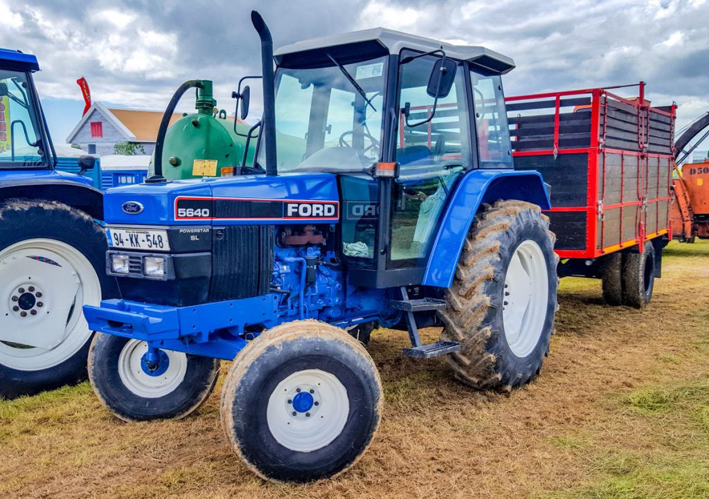 This Ford 5640, from 1994, was on haulage (carting) duties at the event. It was side-filled by a Taarup double-chop harvester (coupled to a John Deere 3130). Introduced in the early 1990s, the 75hp 5640 was quite a modern-looking and fresh-faced tractor at the time