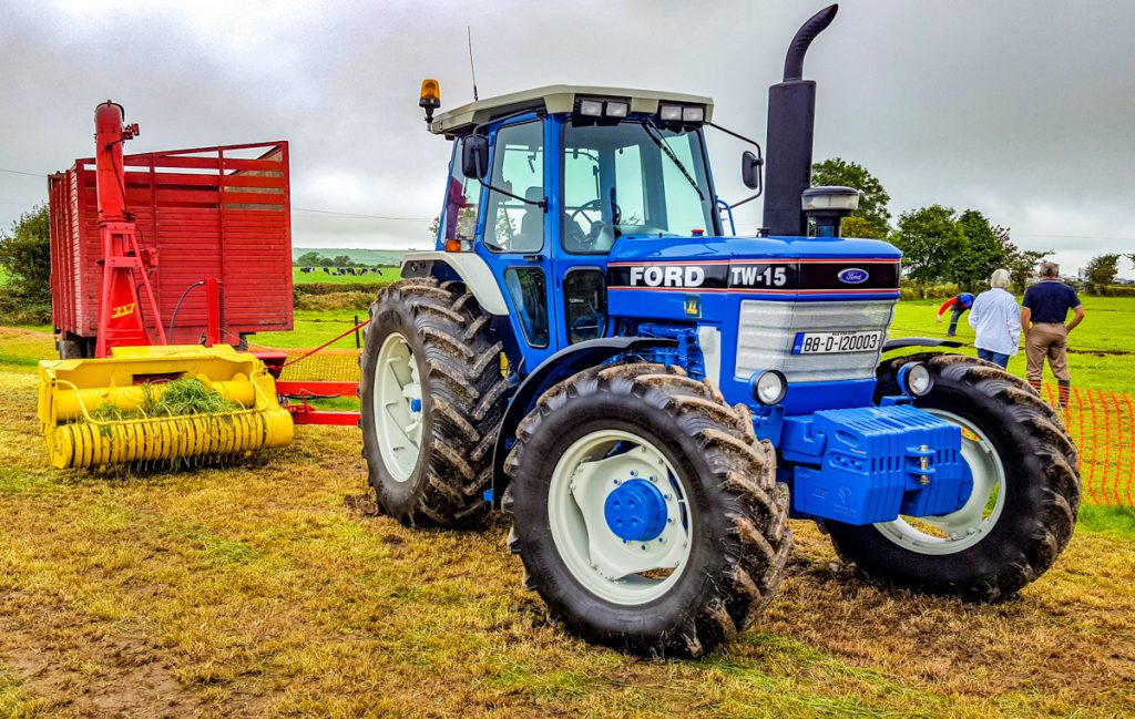 This exceptional 1998 Ford TW-15 has been restored to a high standard. It’s pictured here coupled to a New Holland 717 precision-chop harvester. The TW-15 had a 132hp, 6.6L, 6-cylinder engine. It was replaced by the 8630 (recognisable by its black grill and black rear mudguards) in 1990. Unlike the TW-15, most 8630s had a ‘full powershift’ transmission