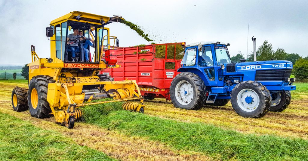 Classics in action: A ‘tidy’ New Holland 1905 forage harvester with a Ford TW-25 running alongside. This 156hp TW-25 is notable for its ‘unusual’ black grill. The first-generation TW-25 (pictured here) was later replaced by a Force II version, notable for its improved Super Q cab