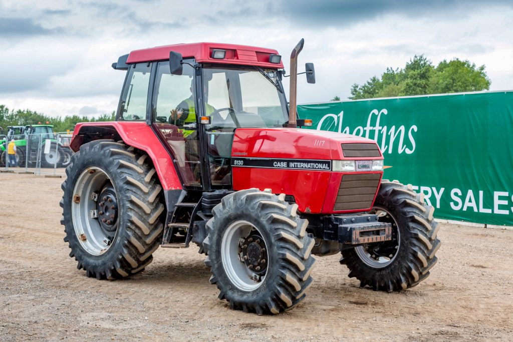 A classic from the 1990s: This 1993 Case IH Maxxum 5130 (powershift model with air-conditioning) had 4,736 hours on the clock. It sold for £7,400
