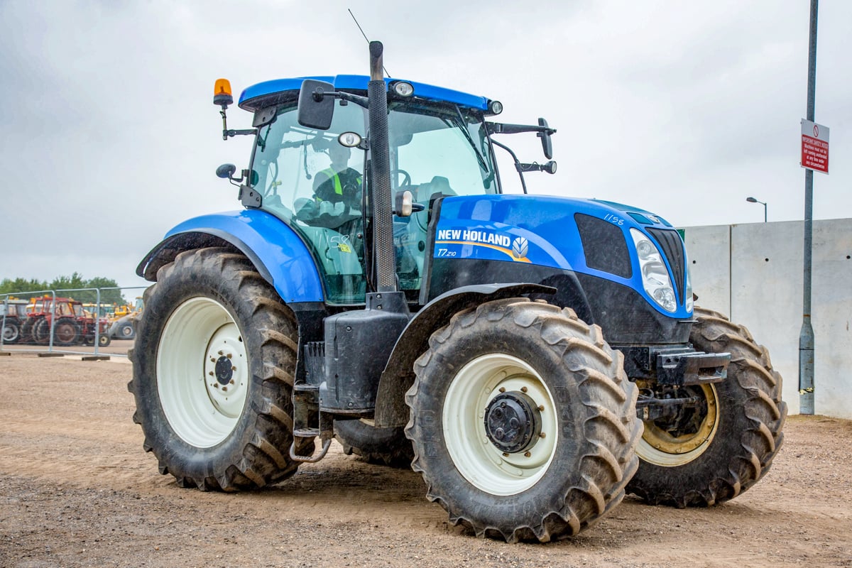 If she’s not blue, she just won’t do: This 2012 New Holland T7.210 had 8,268 hours showing. The sale price on the day was £26,000