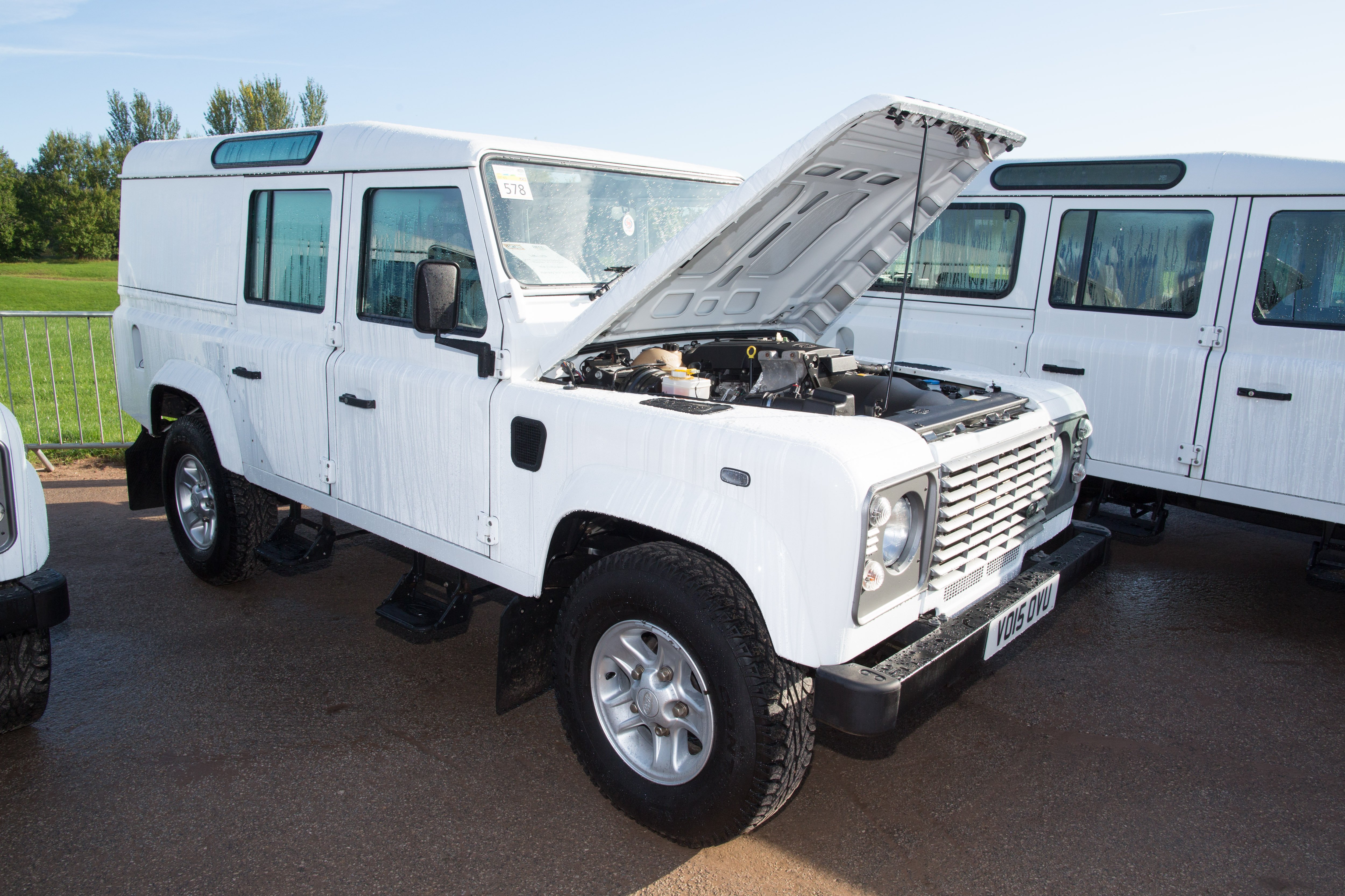 This 2015 Land Rover Defender 110, with 33,314 miles showing, sold for £20,000 excluding VAT