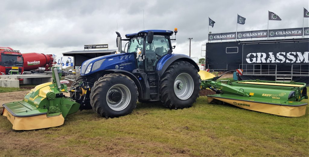 There aren’t particularly many Krone machines on-site this year. Nonetheless, visitors to the ‘Grassmen’ stand will surely spot this uber-wide, triple-unit combination