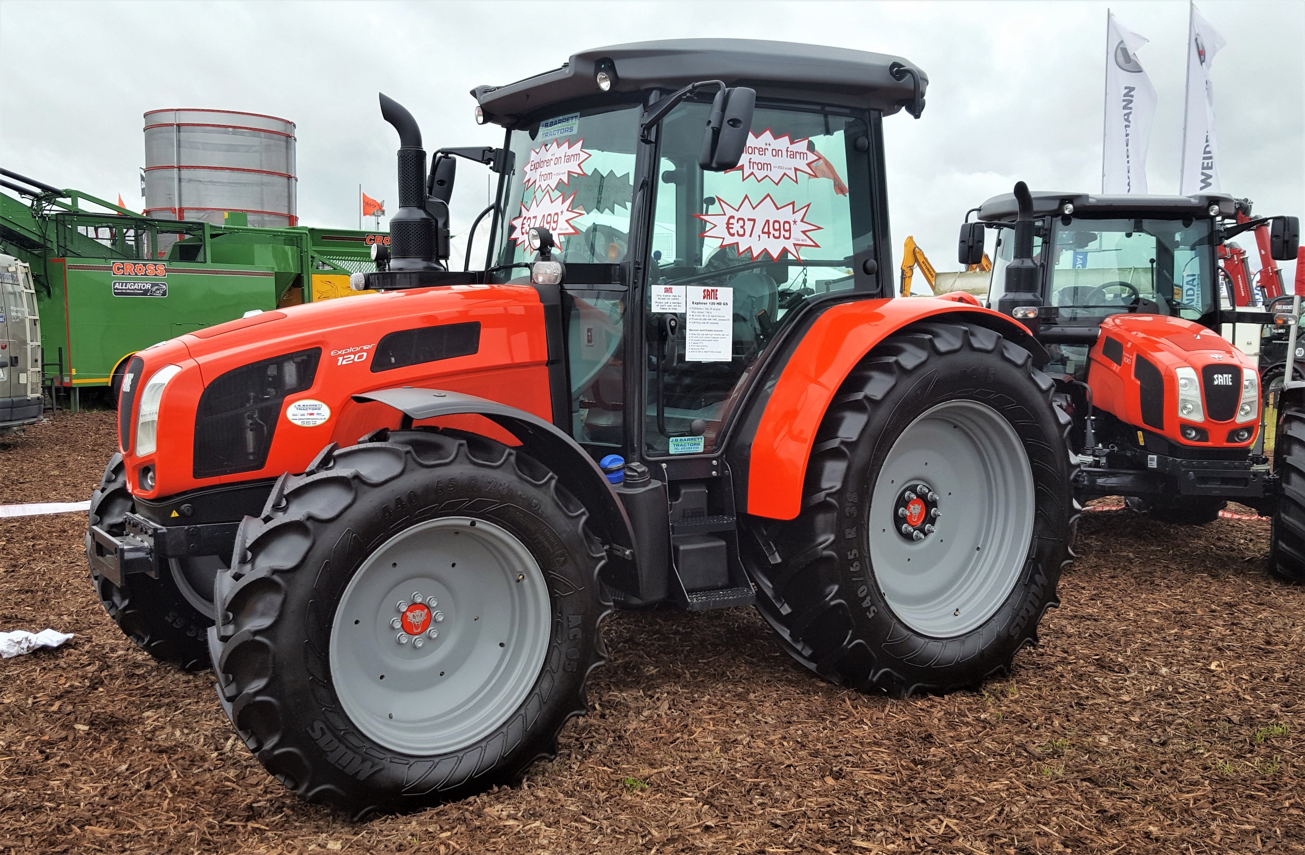 Tempted? The sticker indicates that this Same Explorer 120 can be bought for €37,499. The 120 is the biggest model in the Explorer line-up; it has a rated output of 110hp (116hp maximum), thanks to a 4-cylinder, 3.8L engine. This tractor weighs upwards of 4.3t