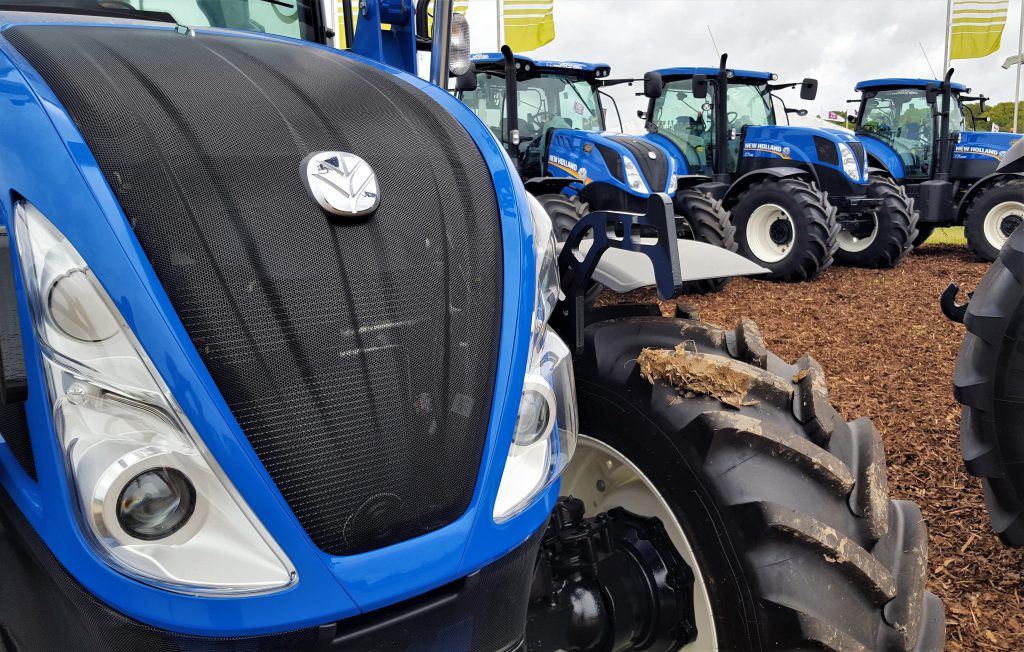There is a veritable army of New Holland tractors on-site at Screggan, close to Tullamore, Co. Offaly. These are chiefly T5, T6 and T7 models, covering most power brackets of consequence in the ‘farmer’ and ‘contractor’ sectors