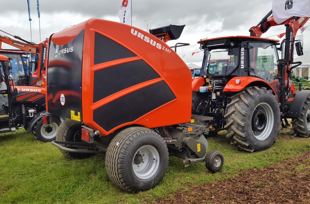 Ursus might not be the first brand-name that springs to mind when you’re considering a round baler. Well; check this out: This modern-looking unit produces bales with a 1.2m (4ft) diameter. It has a chopper, a net-wrapping system, a 2.2m-wide pick-up and centralised lubrication. Asking price is €22,500. Can it compete with more firmly-established brands?