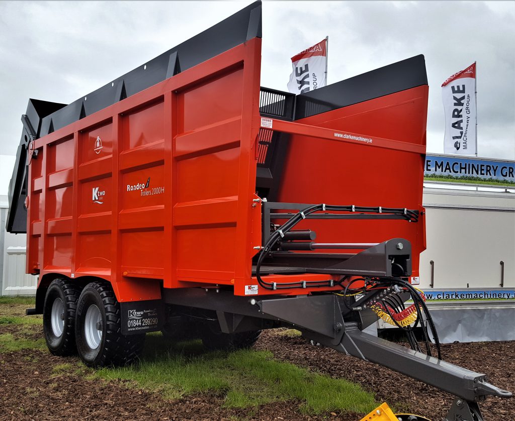 Why lift when you can just push? More and more manufacturers are starting to build ejector-type trailers. This K Two Roadeo (Compact &amp; Push) 2000 has a rated capacity of 35m³ (or 41m³ with silage sides). It comes with a sprung drawbar, 10-stud commercial axles, a hydraulic tailgate and LED lights. It is on Clarke Machinery’s stand
