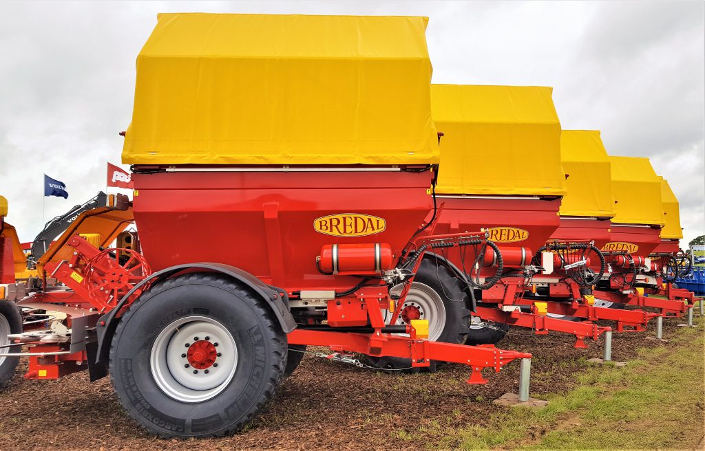 A ‘tour de force’ from Bredal: Irish distributor Atkins has lined up an army of Danish-built Bredal trailed fertiliser spreaders for this year’s ‘Ploughing’. There is also a considerable number of Bogballe mounted machines on-site too. Atkins is currently moving its wholesale Bredal and Bogballe business to Co. Offaly – to a premises on the outskirts of Birr. This facility will also serve as a retail dealership for Fendt tractors and machinery, covering a significant chunk of the midlands