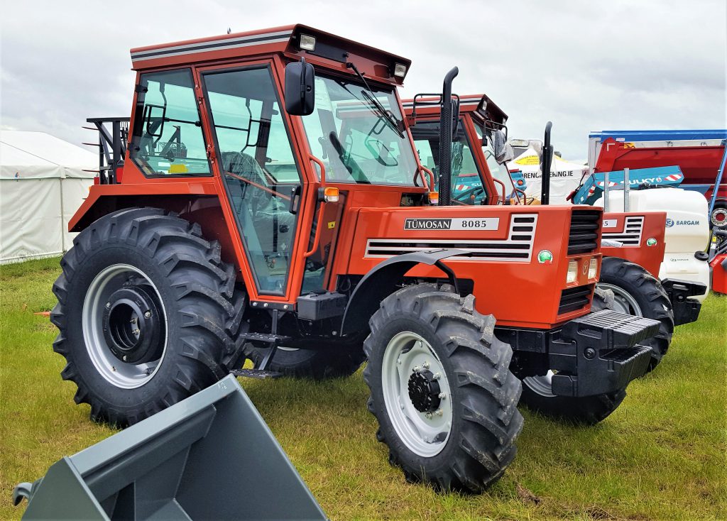 Tumosan tractors, from Turkey, are imported here by Tumosan Tractors (Ireland) in Cloghan, Co. Offaly. The line-up currently stretches from 50 to 95hp – available in both the ‘Classic’ (pictured) and ‘New’ series. ‘Classic’ models have an old-school Fiat ‘look’; this 85hp 8085 is a basic mechanical tractor; it sells for around €25,000 (excluding VAT)