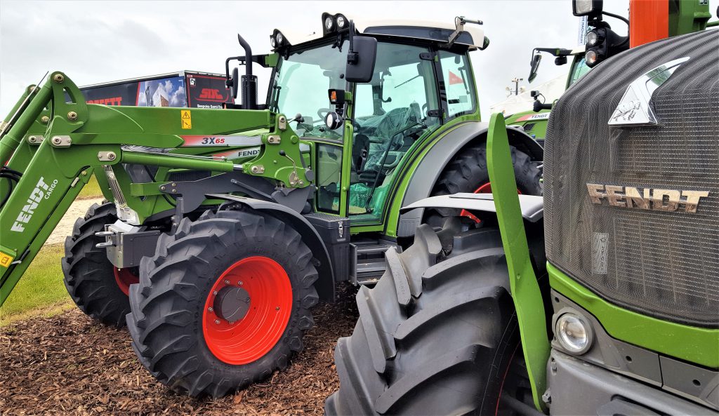 A small Fendt tractor – for a change! The 211 Vario is the most powerful model in the 200 Series line-up; its rated output is 101hp (111hp maximum). That’s courtesy of a 3-cylinder, 3.3L AGCO Power engine, which is mated to a Fendt ML75 stepless (hybrid mechanical/hydrostatic) transmission