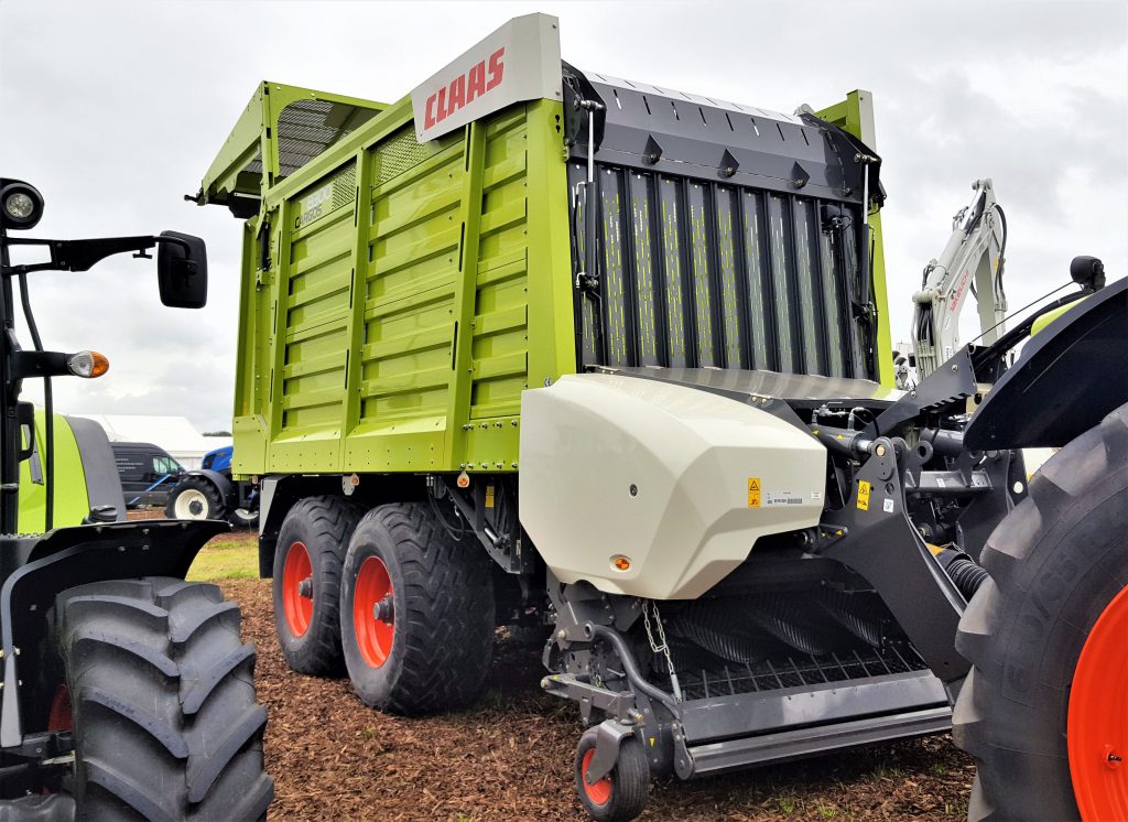 This Cargos 8300 is the smallest in a three-model silage wagon line-up from German giant Claas. These wagons are marketed as ‘dual-purpose’ machines. By removing the pick-up and rotor system (thus shedding 2.5t) in ‘just a few minutes’, it can be converted into a ‘sturdy’ transport trailer