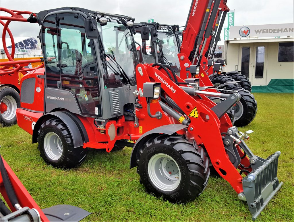 Compact loading shovels are being taken more and more seriously around the country. These machines are deceptively capable. For example, this pint-sized Weidemann 1880 can lift over 1.8t; the machine itself tips the scales at just 3.4t. It is just over 1.2m wide and is powered by a 4-cylinder, 49hp Perkins 404D-22 engine. Prices start from about €35,000 (excluding VAT) upwards, depending on specification