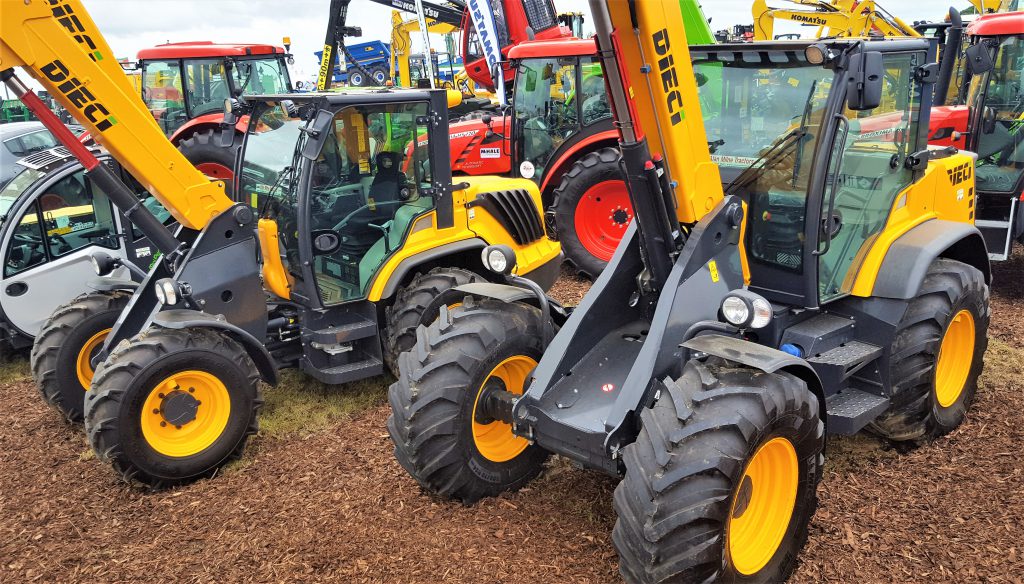 Italian manufacturer Dieci is one of the more recent entrants to the pivot-steer (articulated) telescopic handler sector. The smaller machine (on the left) is a T60; it weighs just over 6t and can lift 2.25t. Importantly, for use in and around farm buildings, the top of the cab is less than 2.5m high. Maximum lift height is 4.7m. It’s powered by a 73hp Kubota engine